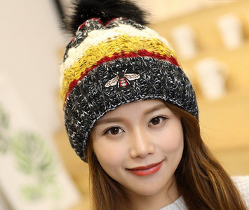 Κομψό γυναικείο πλεκτό καπέλο με πούπουλο σε δύο μοντέλα