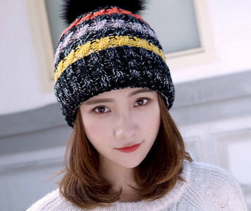 Κομψό γυναικείο πλεκτό καπέλο με πούπουλο σε δύο μοντέλα