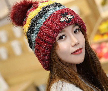 Κομψό γυναικείο πλεκτό καπέλο με πούπουλο σε δύο μοντέλα