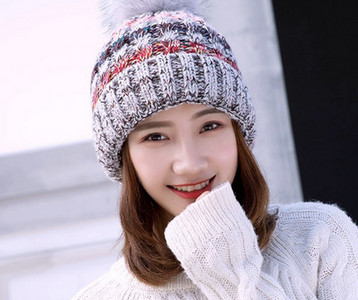 Κομψό γυναικείο πλεκτό καπέλο με πούπουλο σε δύο μοντέλα