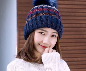 Κομψό γυναικείο πλεκτό καπέλο με πούπουλο σε δύο μοντέλα