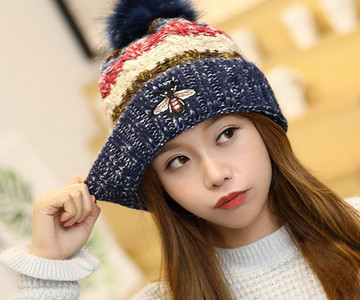 Κομψό γυναικείο πλεκτό καπέλο με πούπουλο σε δύο μοντέλα