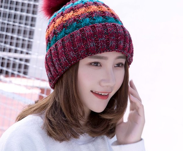 Дамска зимна шапка с пон -пон нов модел 