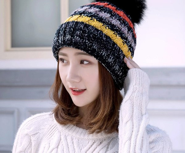 Дамска зимна шапка с пон -пон нов модел 