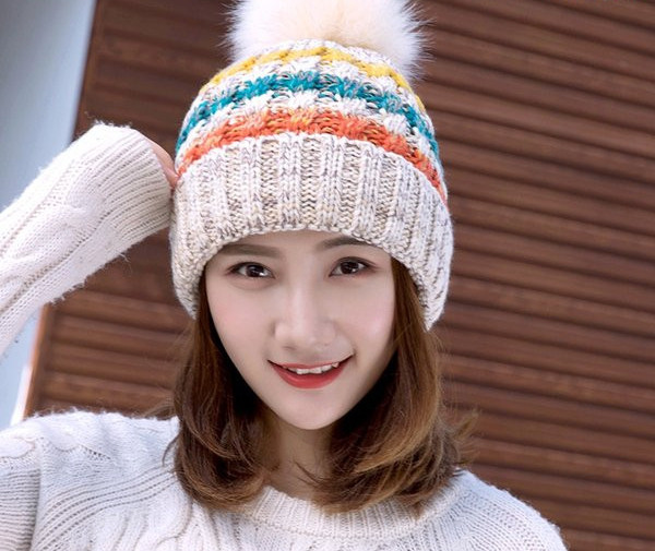 Дамска зимна шапка с пон -пон нов модел 