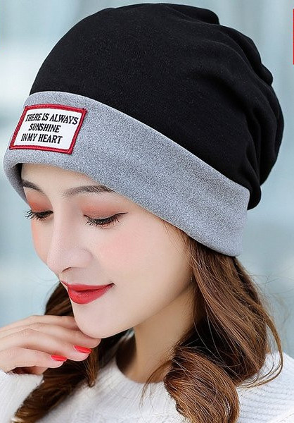 Ženska pletena zimska kapa sa natpisom