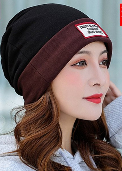 Ženska pletena zimska kapa sa natpisom