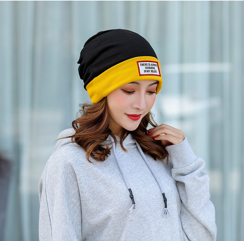 Дамска шапка изчистен модел с падпис и бродерия