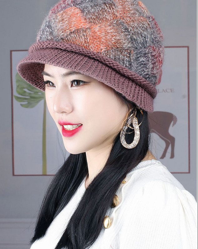 Актуална дамска плетена шапка с кръгла козирка