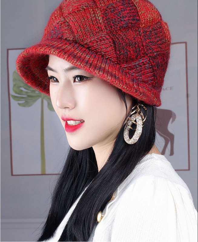 Актуална дамска плетена шапка с кръгла козирка