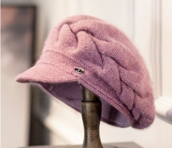 Модерна дамска шапка тип барета с метален елемент