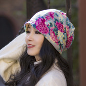 Μοντέρνα γυναικεία μαντίλα με φλοράλ στοιχεία