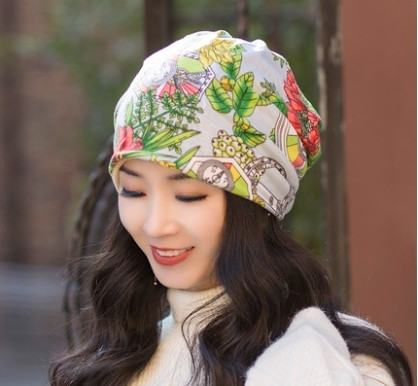 Μοντέρνα γυναικεία μαντίλα με φλοράλ στοιχεία