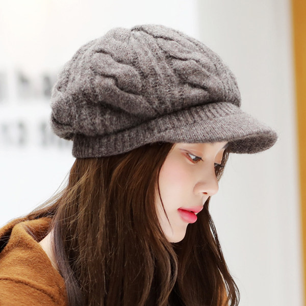 Дамска зимна плетена шапка с козирка 