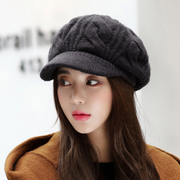 Дамска зимна плетена шапка с козирка 