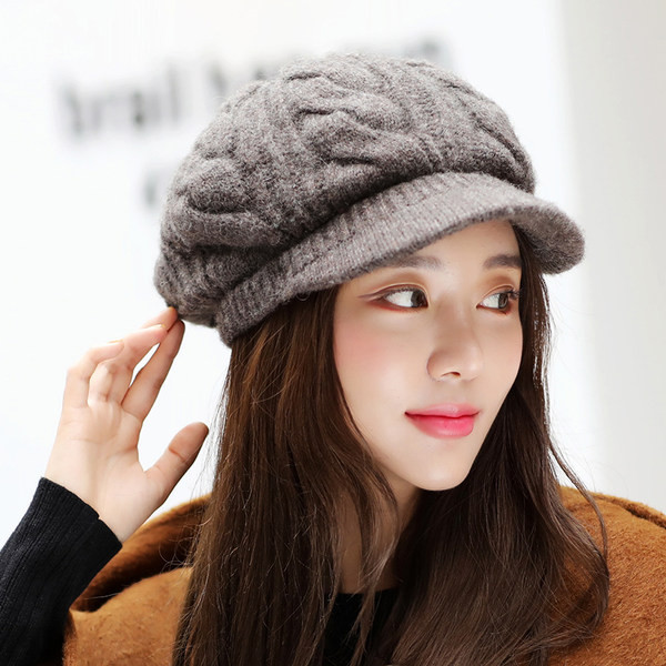 Дамска зимна плетена шапка с козирка 