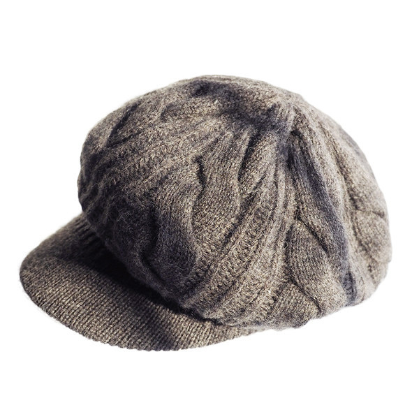 Дамска зимна плетена шапка с козирка 