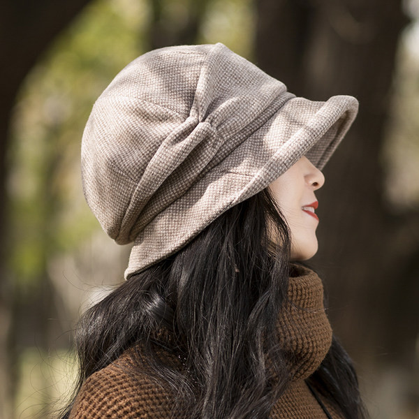 Дамска есенно-зимна шапка тип рибарска