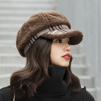 Дамска пухена шапка с козирка в кафяв и бежов цвят 