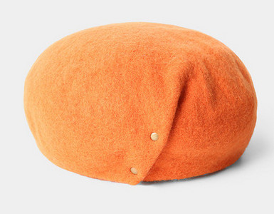 Γυναικείο καπέλο μάλλινο τύπου μπερέ με μεταλλικό στοιχείο