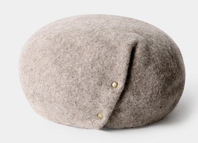 Γυναικείο καπέλο μάλλινο τύπου μπερέ με μεταλλικό στοιχείο