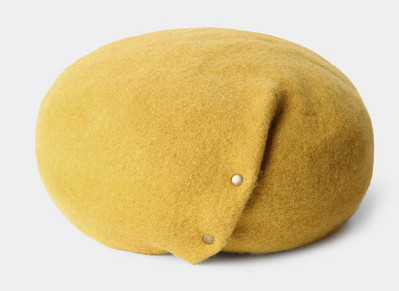 Γυναικείο καπέλο μάλλινο τύπου μπερέ με μεταλλικό στοιχείο