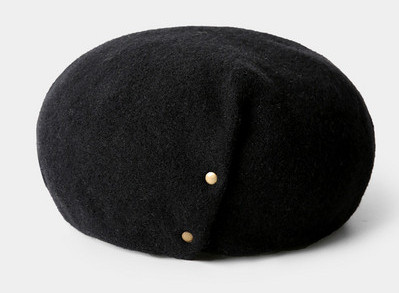 Γυναικείο καπέλο μάλλινο τύπου μπερέ με μεταλλικό στοιχείο