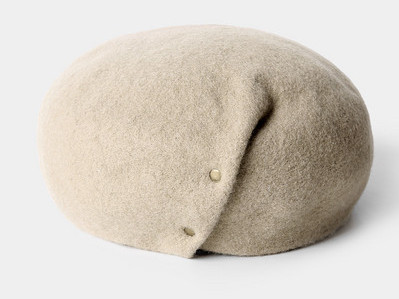 Γυναικείο καπέλο μάλλινο τύπου μπερέ με μεταλλικό στοιχείο