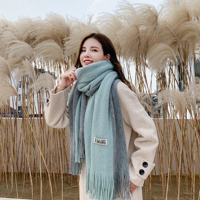 Ζεστό γυναικείο κασκόλ σε ιριδίζοντα χρώματα