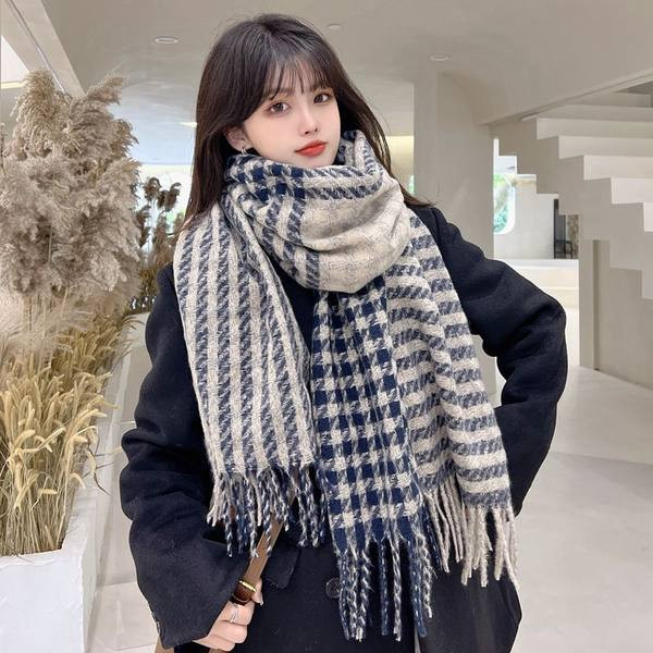 Модерен дамски шал с ресни в два цвята