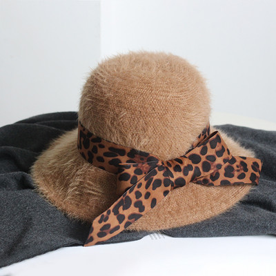 Moderan ženski šešir s trakom i životinjskim uzorkom