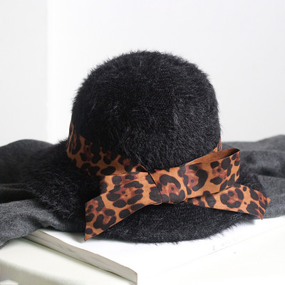 Moderan ženski šešir s trakom i životinjskim uzorkom