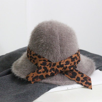 Moderan ženski šešir s trakom i životinjskim uzorkom