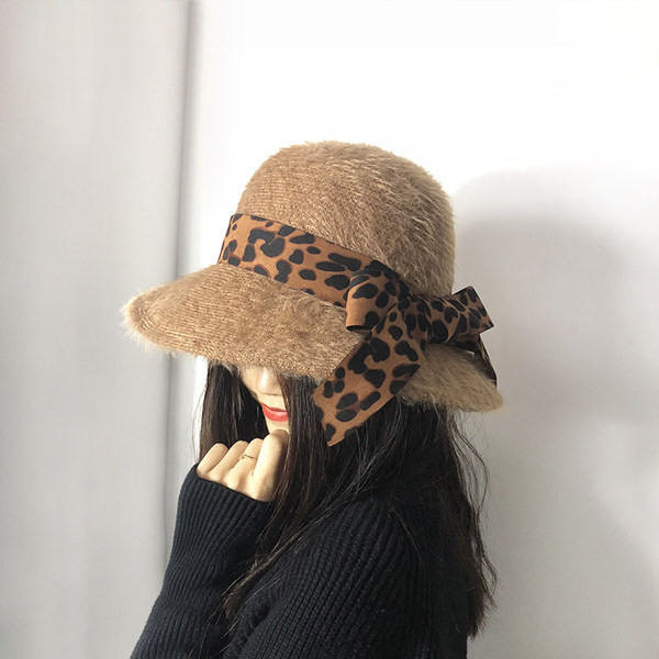 Moderan ženski šešir s trakom i životinjskim uzorkom