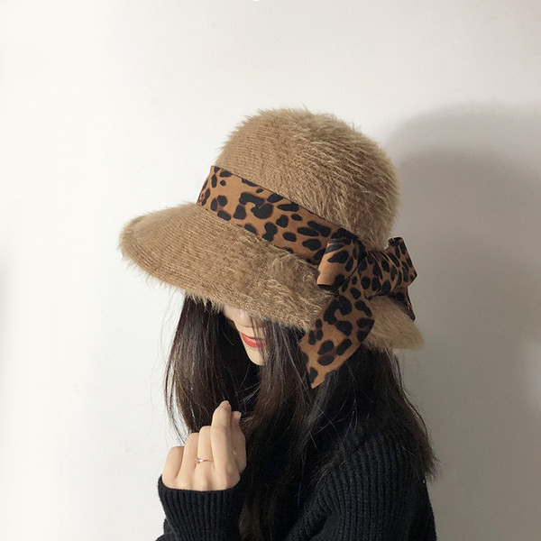Moderan ženski šešir s trakom i životinjskim uzorkom