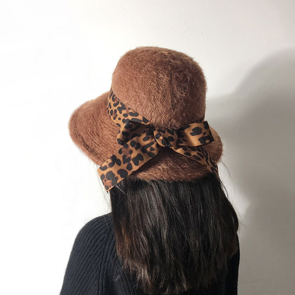 Moderan ženski šešir s trakom i životinjskim uzorkom