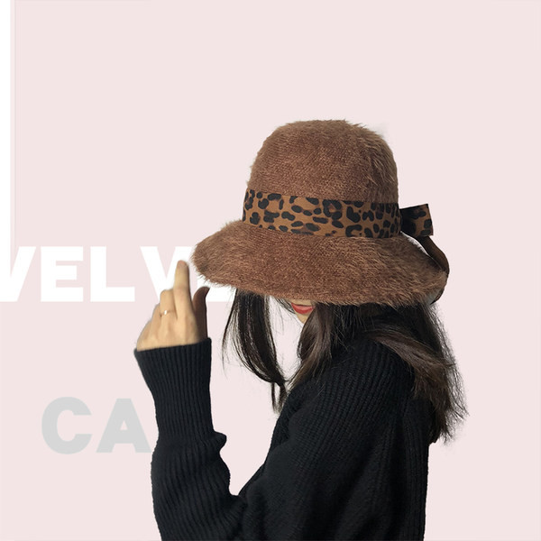 Moderan ženski šešir s trakom i životinjskim uzorkom
