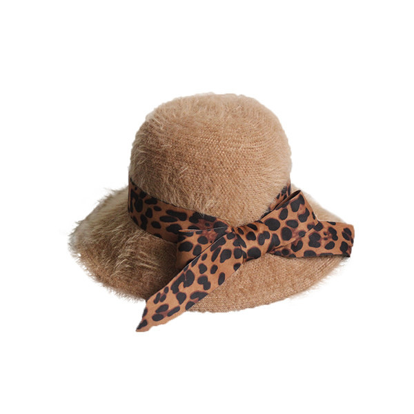 Moderan ženski šešir s trakom i životinjskim uzorkom