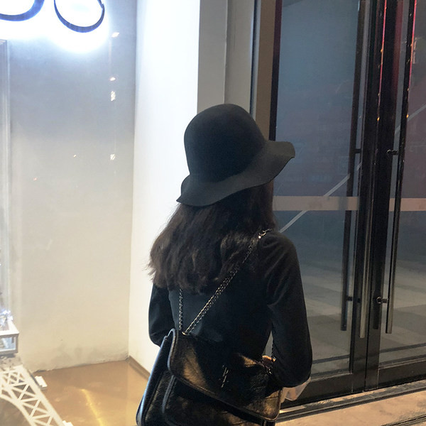 Μονόχρωμο γυναικείο καπέλο