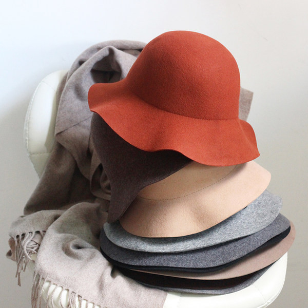 Μονόχρωμο γυναικείο καπέλο