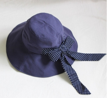 Стилна дамска шапка с козирка и панделка