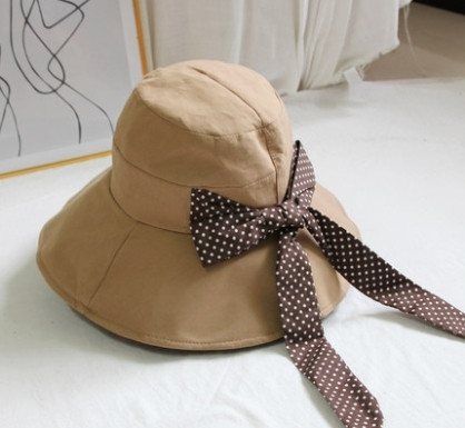 Стилна дамска шапка с козирка и панделка