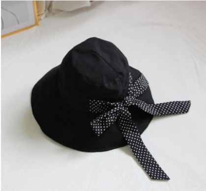 Стилна дамска шапка с козирка и панделка