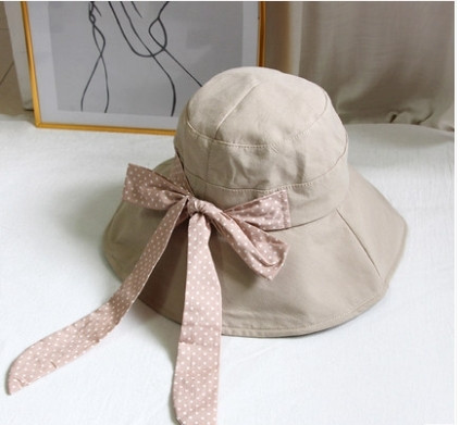 Стилна дамска шапка с козирка и панделка