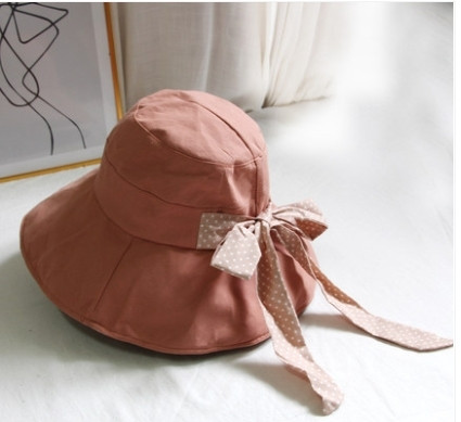 Стилна дамска шапка с козирка и панделка