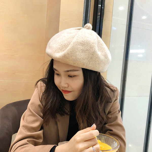 Ženska zimska vunena kapa tipa beretka
