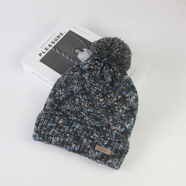 Πλεκτό ζεστό καπέλο με πομπόν και έμβλημα