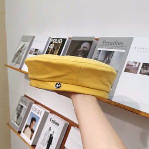 Γυναικείο μπερέ με μεταλλική διακόσμηση ή κεντητή επιγραφή