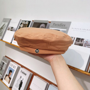 Γυναικείο μπερέ με μεταλλική διακόσμηση ή κεντητή επιγραφή