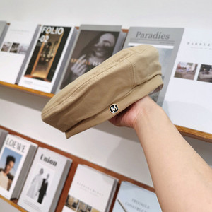 Γυναικείο μπερέ με μεταλλική διακόσμηση ή κεντητή επιγραφή